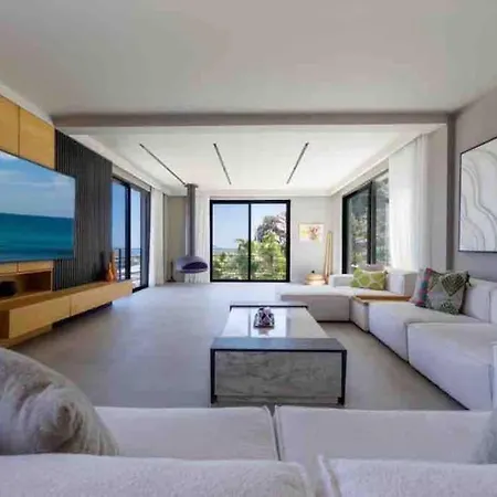 Mansion With Sea And Rocks View, Housekeeper, Breakfast