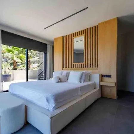 Mansion With Sea And Rocks View, Housekeeper, Breakfast Villa *